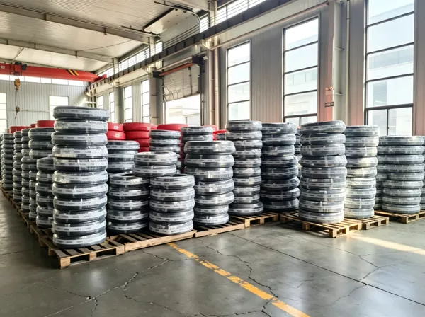 Hvordan fungerer stofforstærkede gummislanger? Hebei Zhehan Rubber & Plastic Products Co., Ltd. forklarer kerneprincipperne for industrielle fleksible overførselsslanger.